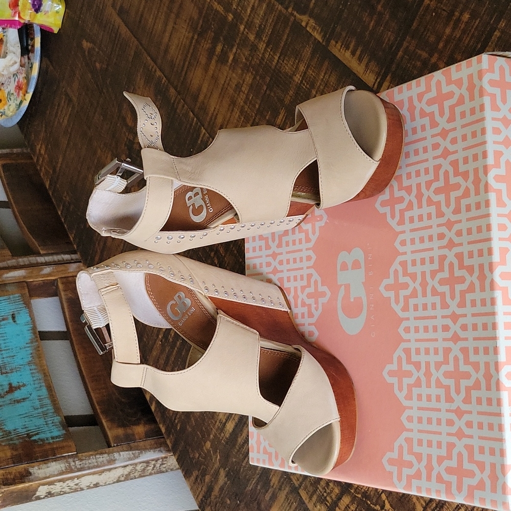 Gianni Bini tan wedge size 71/2